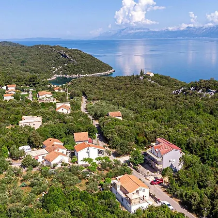 Awesome In Osobljava With Kitchen Apartment Kuna Peljeska